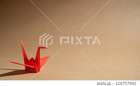 アーストーン幾何模様と赤い折り鶴 128757402