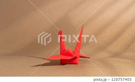 アーストーン幾何模様と赤い折り鶴 アーストーン幾何模様と赤い折り鶴 128757403