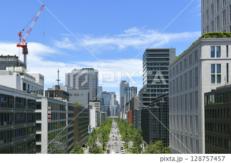 御堂筋中央大通りから梅田方面を望む 128757457