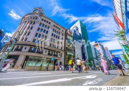 日本の東京都市景観 7月。猛烈な暑さ…インバウンド続く…外国人観光客らで賑わう銀座…＝20日、ホコ天 128758047
