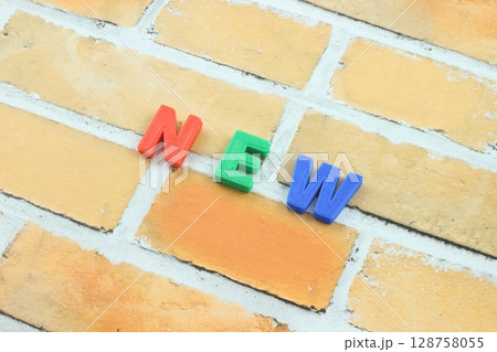 NEWの文字、際立つ表現 128758055