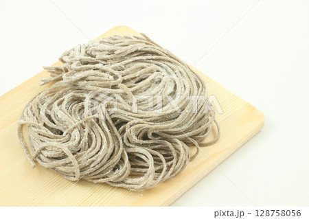 手打ち風の平切麺、食感が楽しめる蕎麦 手打ち風の平切麺、食感が楽しめる蕎麦 128758056