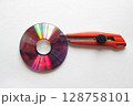 DVDディスクの接合部分の間にカッターナイフの刃を入れる DVDディスクの接合部分の間にカッターナイフの刃を入れる 128758101