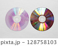 接合部分で二つに割ったDVDディスク 接合部分で二つに割ったDVDディスク 128758103