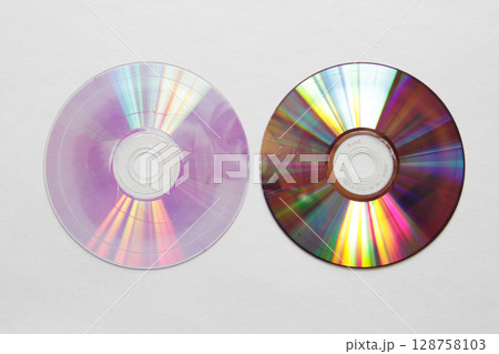 接合部分で二つに割ったDVDディスク 128758103