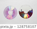 二つに割ったDVDディスクの半分剥がれた記録層 二つに割ったDVDディスクの半分剥がれた記録層 128758107