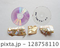 二つに割ったDVDディスクと剥がした記録層が付着した粘着テープ 二つに割ったDVDディスクと剥がした記録層が付着した粘着テープ 128758110
