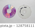 二つに割って記録層を剥がした後のDVDディスク 二つに割って記録層を剥がした後のDVDディスク 128758111