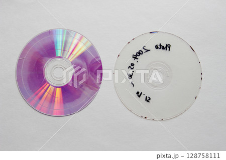 二つに割って記録層を剥がした後のDVDディスク 128758111