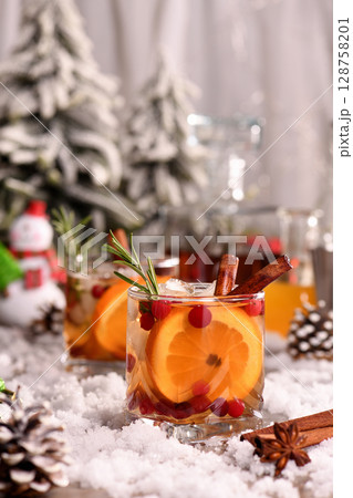 Winter Bourbon smash Cocktail 128758201