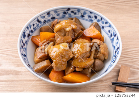 鶏と根菜の甘辛煮 128758244