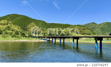 五月晴れの青空と新緑に囲まれた四万十川と佐田沈下橋〈高知県四万十市〉 128758247