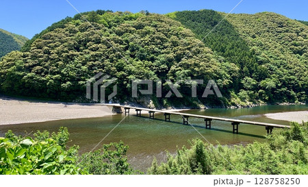 五月晴れの青空と新緑に彩られた四万十川と岩間沈下橋〈高知県〉 五月晴れの青空と新緑に彩られた四万十川と岩間沈下橋〈高知県〉 128758250