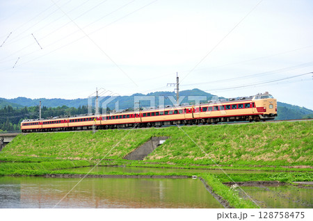 北越急行ほくほく線　魚沼丘陵－六日町　JR東日本　485系　T18編成（新潟）　団体 128758475