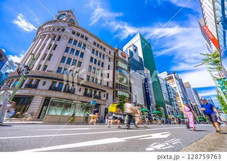 日本の東京都市景観 7月。猛烈な暑さ…インバウンド続く…外国人観光客らで賑わう銀座…=20日、ホコ天 日本の東京都市景観 7月。猛烈な暑さ…インバウンド続く…外国人観光客らで賑わう銀座…=20日、ホコ天 128759763