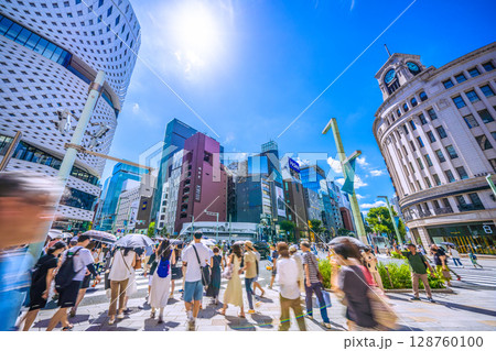 日本の東京都市景観 7月。猛烈な暑さ…インバウンド続く…外国人観光客らで賑わう銀座…=20日、ホコ天 日本の東京都市景観 7月。猛烈な暑さ…インバウンド続く…外国人観光客らで賑わう銀座…=20日、ホコ天 128760100