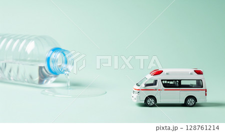 失われる水分と救急車：熱中症のイメージ 128761214