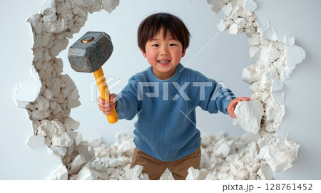 笑顔で壁を壊す子ども:想像力・常識を壊す創造性 笑顔で壁を壊す子ども:想像力・常識を壊す創造性 128761452