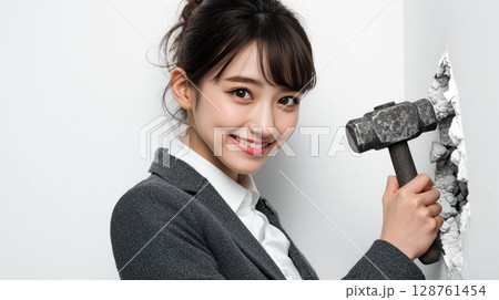 笑顔で壁を壊す若手社員：想像力・常識を壊す創造性 128761454