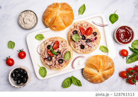 Open sandwiches with canned tuna 128761513