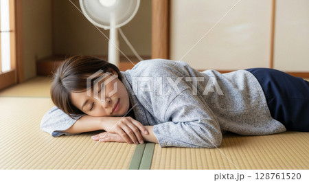 風の通る和室でうたた寝、日本の夏の穏やかな昼下がり 128761520