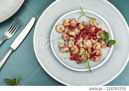 Fried aromatic shrimps. 128761530