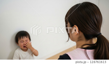 不適切保育：保育士による児童虐待 128761613