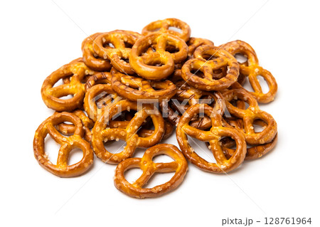 Small traditional beer pretzels with salt isolated on white background 128761964