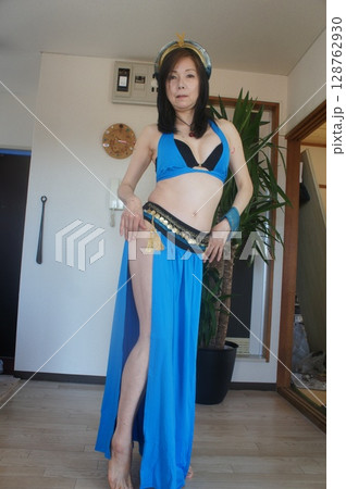 若い女性のポートレート 128762930