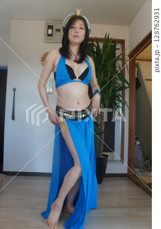 若い女性のポートレート 128762931