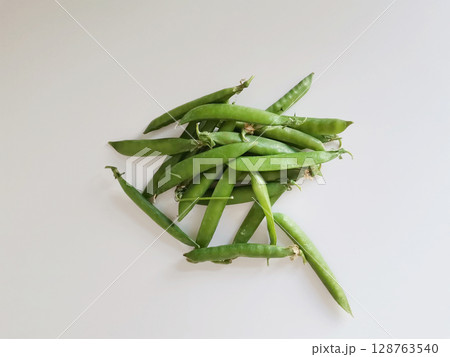 Heap of fresh peas isolated on white backgroound 128763540