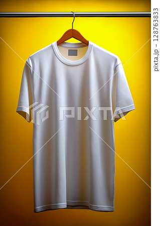 無地Tシャツのシンプルモックアップ、ビビッドイエローに映える白Tシャツ 128763833