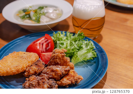 唐揚げと水餃子の野菜スープが並ぶボリューム満点の夕食 唐揚げと水餃子の野菜スープが並ぶボリューム満点の夕食 128765370