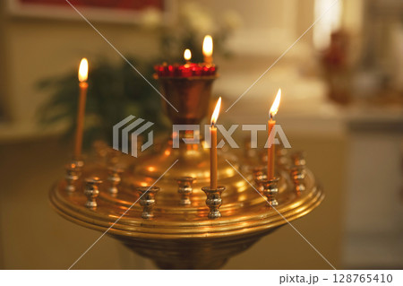 lit candles in church 128765410