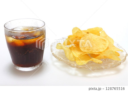 冷たいコーラとポテトチップス 128765516