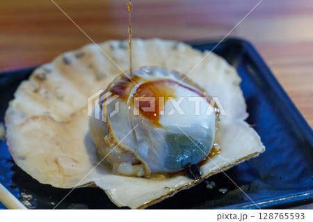 醤油をかけた帆立 128765593