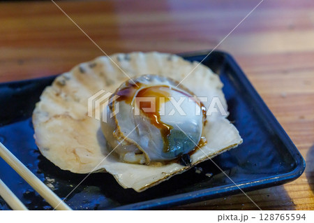 醤油をかけた帆立 128765594