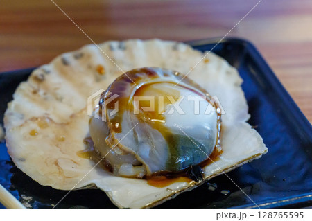 醤油をかけた帆立 128765595