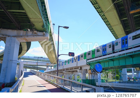 高架ジャングルを進む大阪メトロ 128765707