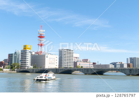信濃川を走る水上バス乗り場から見た風景 (信濃川ウォーターシャトル) 信濃川を走る水上バス乗り場から見た風景 (信濃川ウォーターシャトル) 128765797