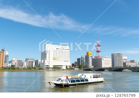 信濃川を走る水上バス乗り場から見た風景 (信濃川ウォーターシャトル) 信濃川を走る水上バス乗り場から見た風景 (信濃川ウォーターシャトル) 128765799