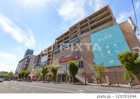 新潟市の繁華街・万代シテイのファッションビル 新潟市の繁華街・万代シテイのファッションビル 128765894