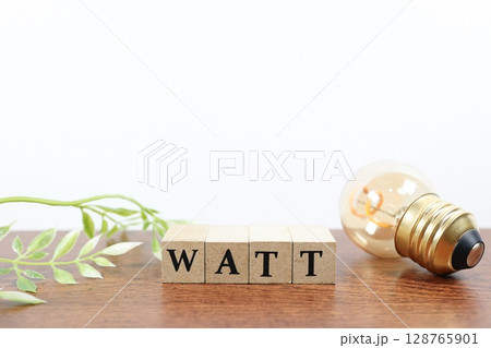 電球とWATTの文字で電力消費を表現したイメージ 電球とWATTの文字で電力消費を表現したイメージ 128765901