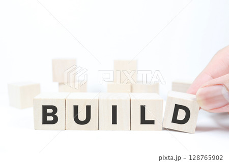 木製ブロックで構築を表すBUILDの文字と背景の積み木 128765902