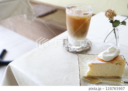 チーズケーキとアイスカフェラテのカフェ風写真 128765907