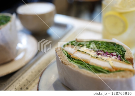 チキン南蛮とレタスたっぷりの断面サンドの写真 チキン南蛮とレタスたっぷりの断面サンドの写真 128765910