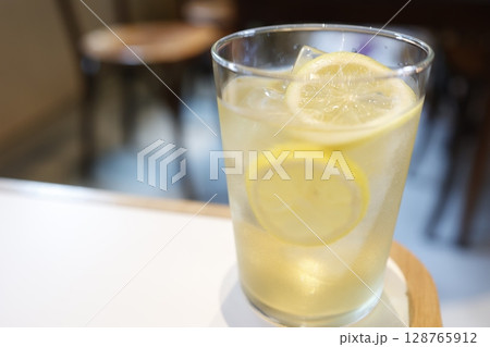 カフェのテーブルに置かれた爽やかなレモネードの写真 カフェのテーブルに置かれた爽やかなレモネードの写真 128765912