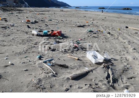 海岸の漂着物 環境問題 ゴミ問題 128765929