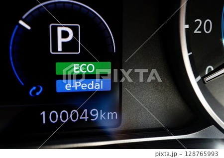 走行距離10万キロ達成。車のメーター表示。 走行距離10万キロ達成。車のメーター表示。 128765993