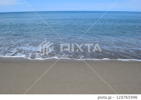 日本海の穏やかな浜辺の風景 128765996